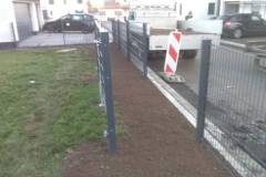 Spielplatz Zugang mit Tor und Zaun